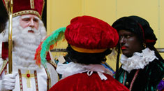 Sint geeft de Pieten de laatste instructies Sint geeft de Pieten de laatste instructies